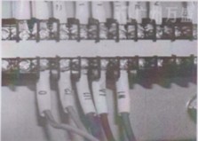 將高速卷門電機馬達電源線連接到電控箱接線端子